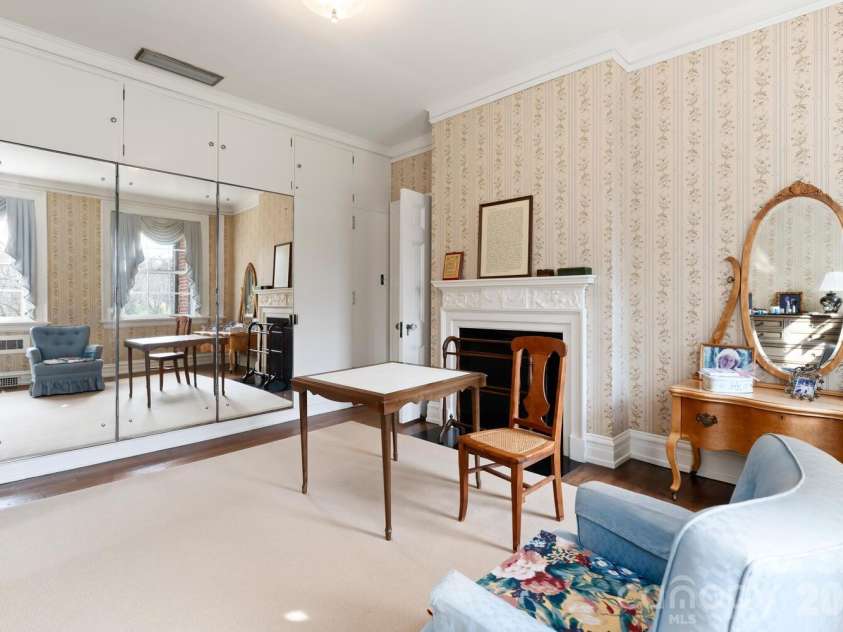 407 Vanderbilt Road, Asheville, NC 28803.  MLS# CAR4363302, YatesRealty ID 12385. Primary Dressing Room