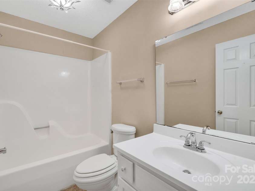 212 Pointe Circle, Rock Hill, SC 29732.  MLS# CAR4253180, YatesRealty ID 12386. Guest Bath