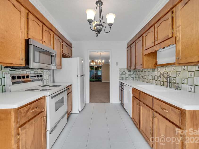 212 Pointe Circle, Rock Hill, SC 29732.  MLS# CAR4253180, YatesRealty ID 12386. Kitchen