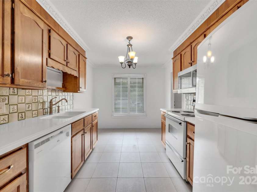 212 Pointe Circle, Rock Hill, SC 29732.  MLS# CAR4253180, YatesRealty ID 12386. Kitchen/Breakfast