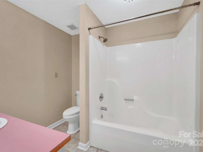 212 Pointe Circle, Rock Hill, SC 29732.  MLS# CAR4253180, YatesRealty ID 12386. Master Bath