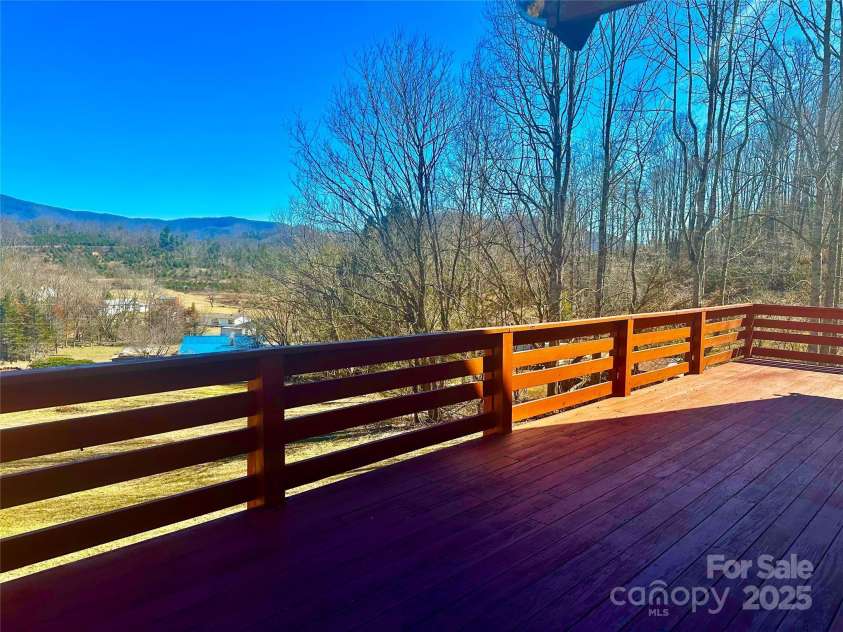 71 Travis Lane, Bakersville, NC 28705.  MLS# CAR4225910, YatesRealty ID 1239. 