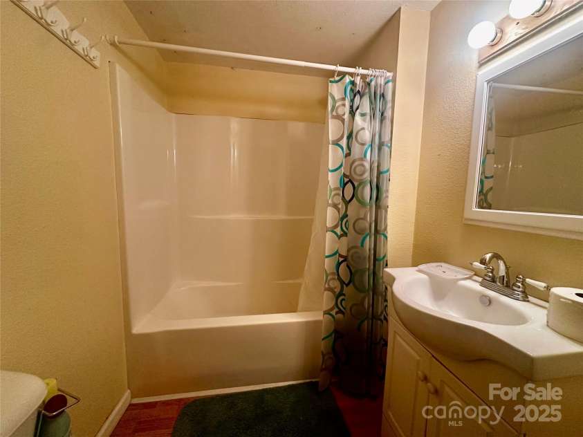 71 Travis Lane, Bakersville, NC 28705.  MLS# CAR4225910, YatesRealty ID 1239. 