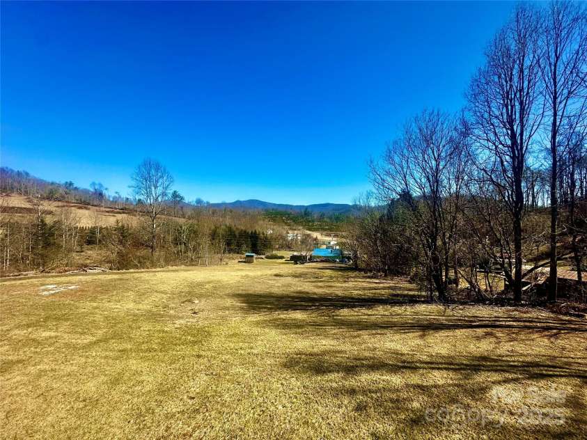 71 Travis Lane, Bakersville, NC 28705.  MLS# CAR4225910, YatesRealty ID 1239. 