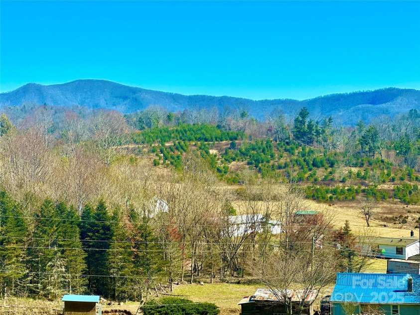 71 Travis Lane, Bakersville, NC 28705.  MLS# CAR4225910, YatesRealty ID 1239. 