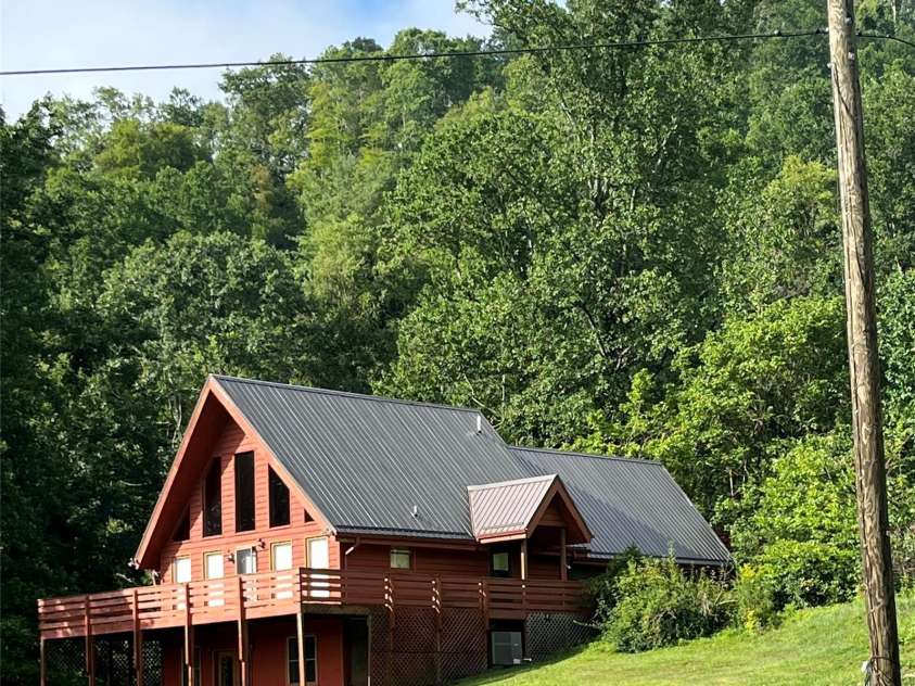 71 Travis Lane, Bakersville, NC 28705.  MLS# CAR4225910, YatesRealty ID 1239. 