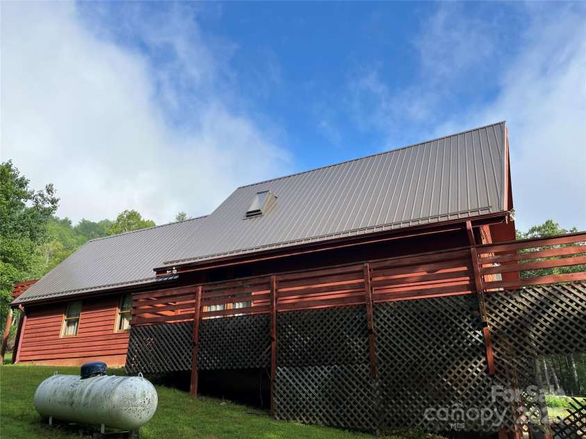 71 Travis Lane, Bakersville, NC 28705.  MLS# CAR4225910, YatesRealty ID 1239. 