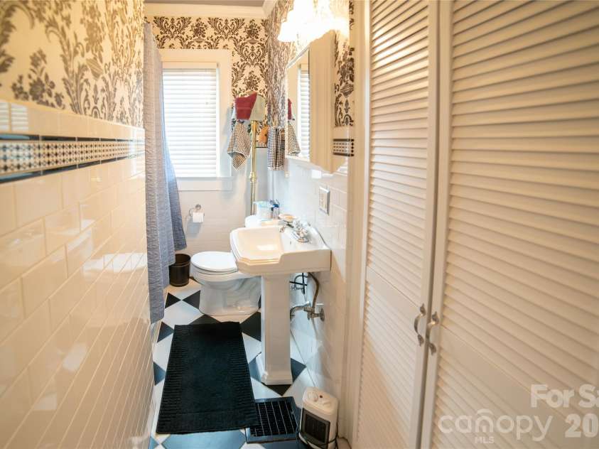 308 Beall Street, Lenoir, NC 28645.  MLS# CAR4356971, YatesRealty ID 12392. Bathroom