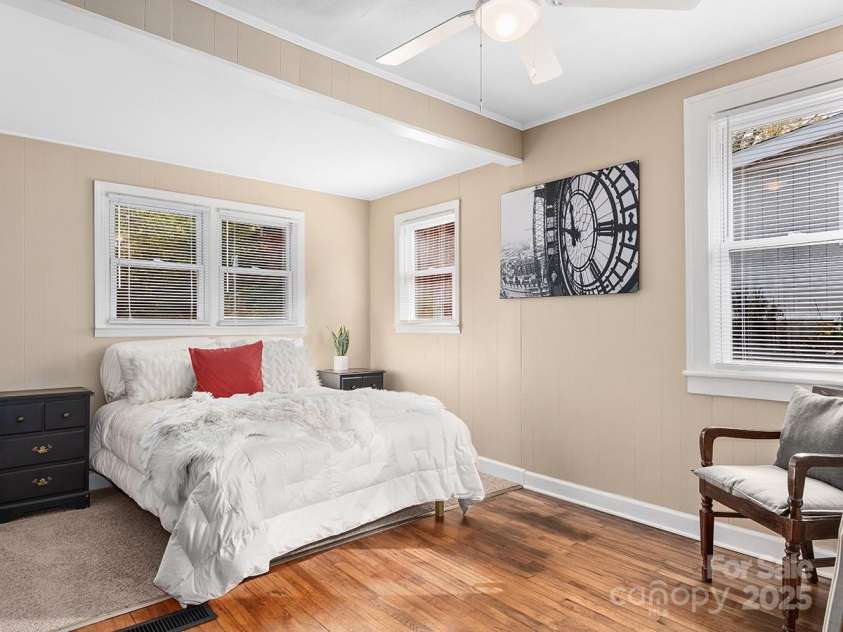 60 Fulton Street, Asheville, NC 28801.  MLS# CAR4196168, YatesRealty ID 12392. Spacious and bright primary bedroom.