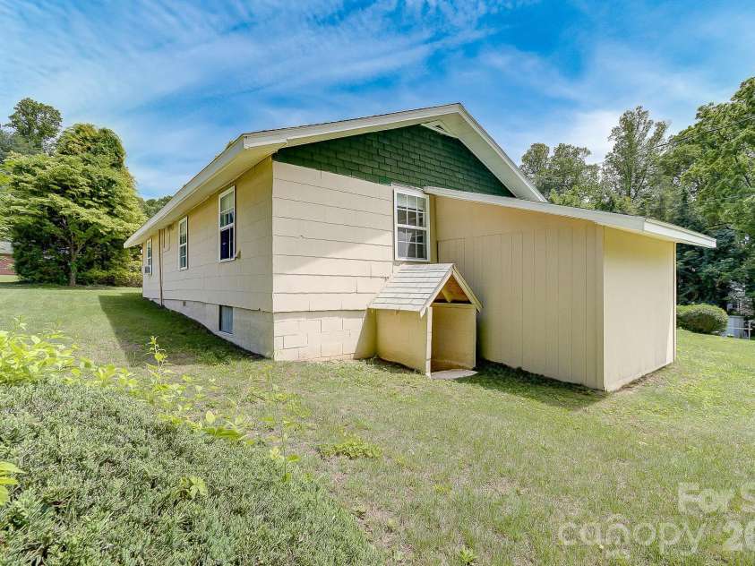 438 Loop Road, Hendersonville, NC 28792.  MLS# CAR4360408, YatesRealty ID 12395. 