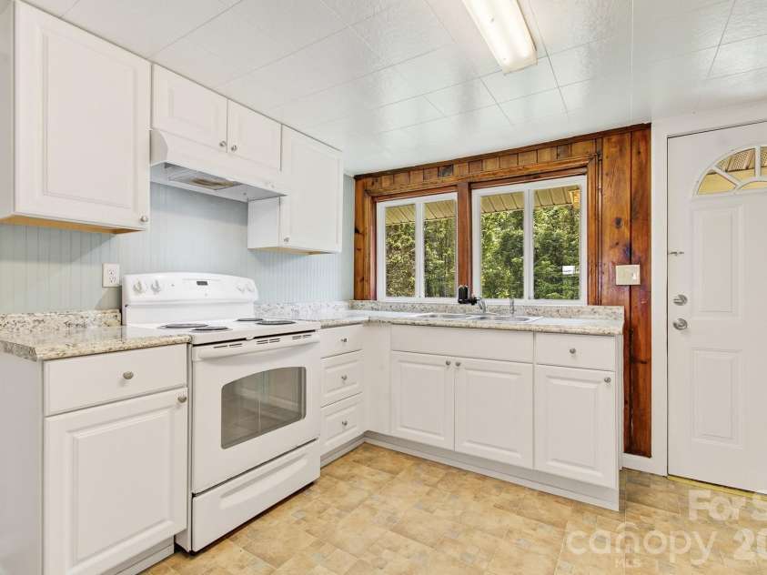 438 Loop Road, Hendersonville, NC 28792.  MLS# CAR4360408, YatesRealty ID 12395. 