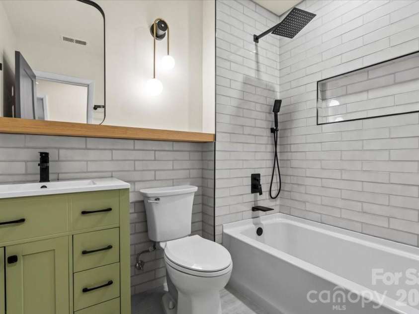 6900 Valley Haven Drive, Charlotte, NC 28211.  MLS# CAR4346108, YatesRealty ID 12397. Guest/Shared Bath