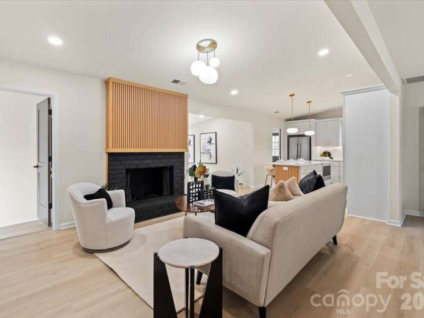 6900 Valley Haven Drive, Charlotte, NC 28211.  MLS# CAR4346108, YatesRealty ID 12397. Living room