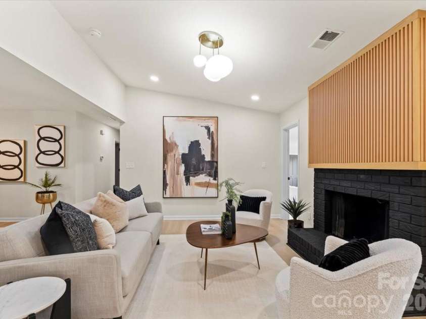 6900 Valley Haven Drive, Charlotte, NC 28211.  MLS# CAR4346108, YatesRealty ID 12397. Living Room