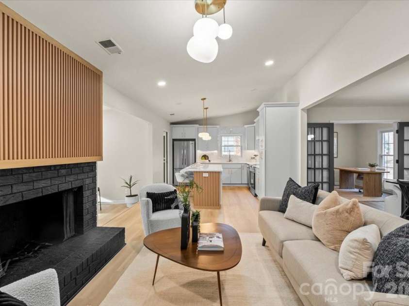 6900 Valley Haven Drive, Charlotte, NC 28211.  MLS# CAR4346108, YatesRealty ID 12397. Living room