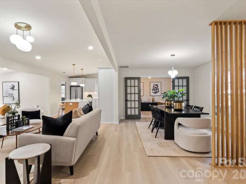 6900 Valley Haven Drive, Charlotte, NC 28211.  MLS# CAR4346108, YatesRealty ID 12397. Open floorplan with entryway feature