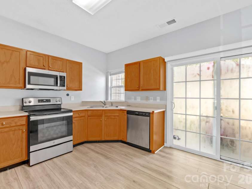 2823 Summergrove Court, Matthews, NC 28105.  MLS# CAR4358016, YatesRealty ID 12398. 