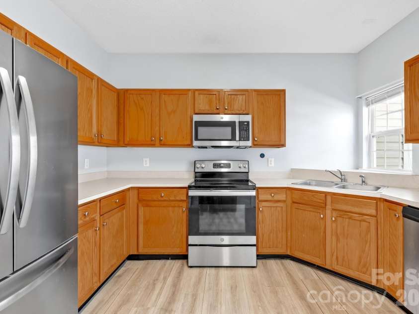 2823 Summergrove Court, Matthews, NC 28105.  MLS# CAR4358016, YatesRealty ID 12398. 
