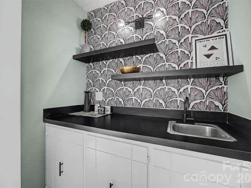 7911 Charter Oak Lane, Charlotte, NC 28226.  MLS# CAR4347410, YatesRealty ID 12398. 