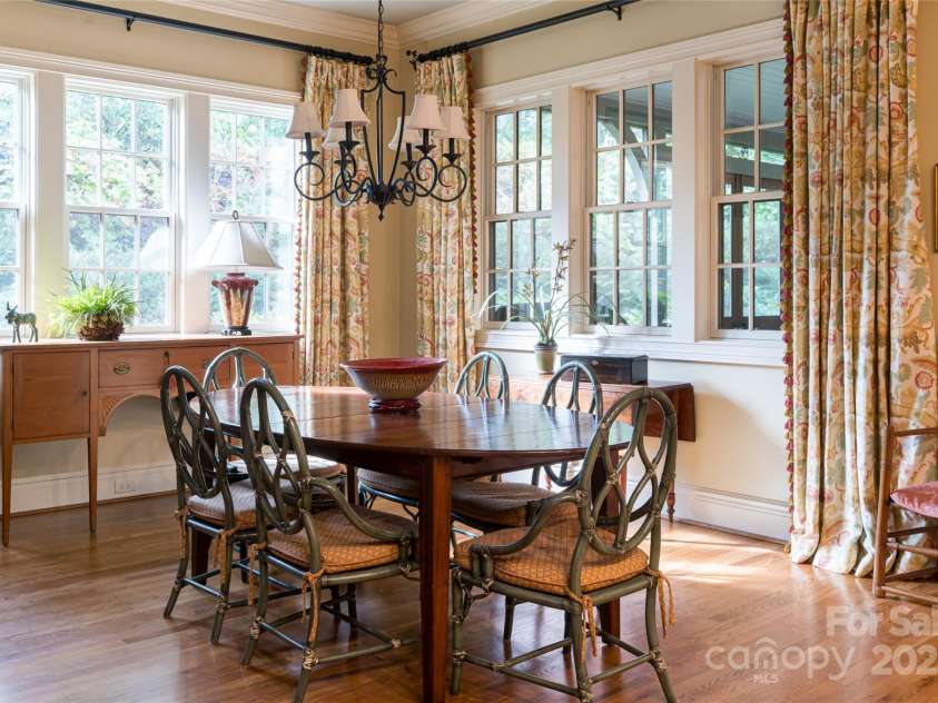53 Cedar Hill Drive, Asheville, NC 28803.  MLS# CAR4301741, YatesRealty ID 124. Breakfast Room