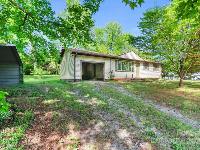 81 Julia Street, Columbus, NC 28722.  MLS# CAR4249289, YatesRealty ID 12403. 