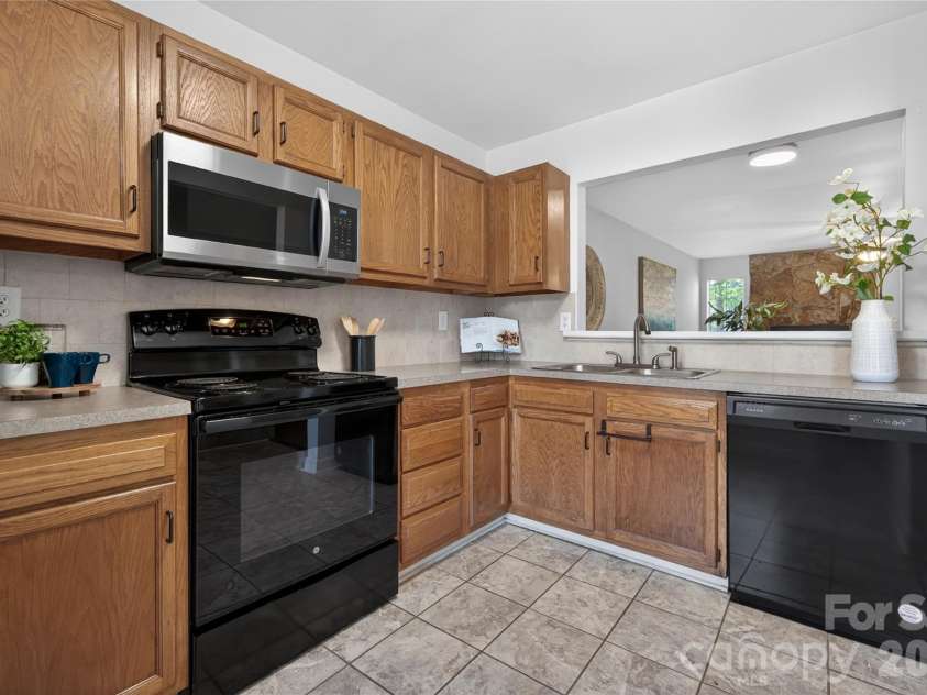 8214 Circle Tree Lane, Charlotte, NC 28277.  MLS# CAR4366640, YatesRealty ID 12404. 