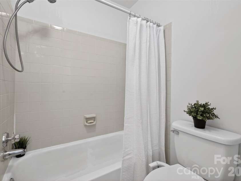 8214 Circle Tree Lane, Charlotte, NC 28277.  MLS# CAR4366640, YatesRealty ID 12404. 