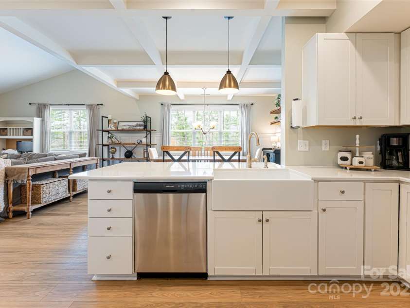 316 Wild Ginger Court, Weaverville, NC 28787.  MLS# CAR4245855, YatesRealty ID 12406. Kitchen with large Peninsula and quartz countertops