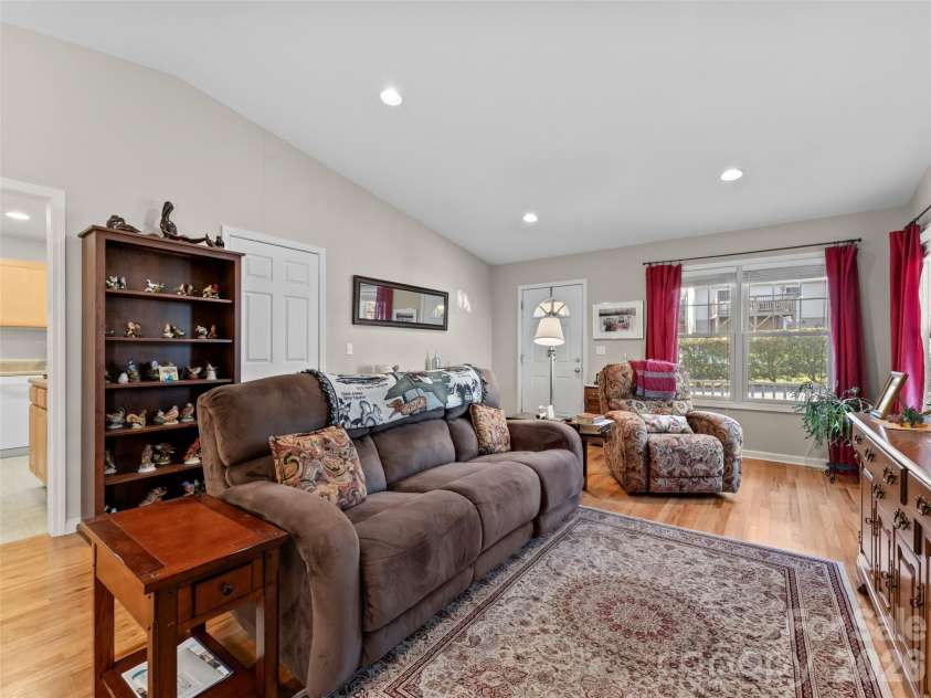 40 Spring Village Lane, Hendersonville, NC 28739.  MLS# CAR4360781, YatesRealty ID 12406. 