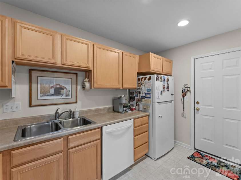40 Spring Village Lane, Hendersonville, NC 28739.  MLS# CAR4360781, YatesRealty ID 12406. 