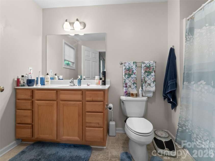 40 Spring Village Lane, Hendersonville, NC 28739.  MLS# CAR4360781, YatesRealty ID 12406. Primary bath