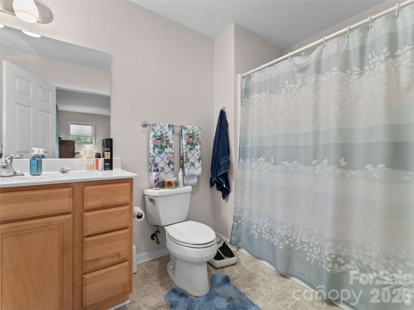 40 Spring Village Lane, Hendersonville, NC 28739.  MLS# CAR4360781, YatesRealty ID 12406. Primary bath
