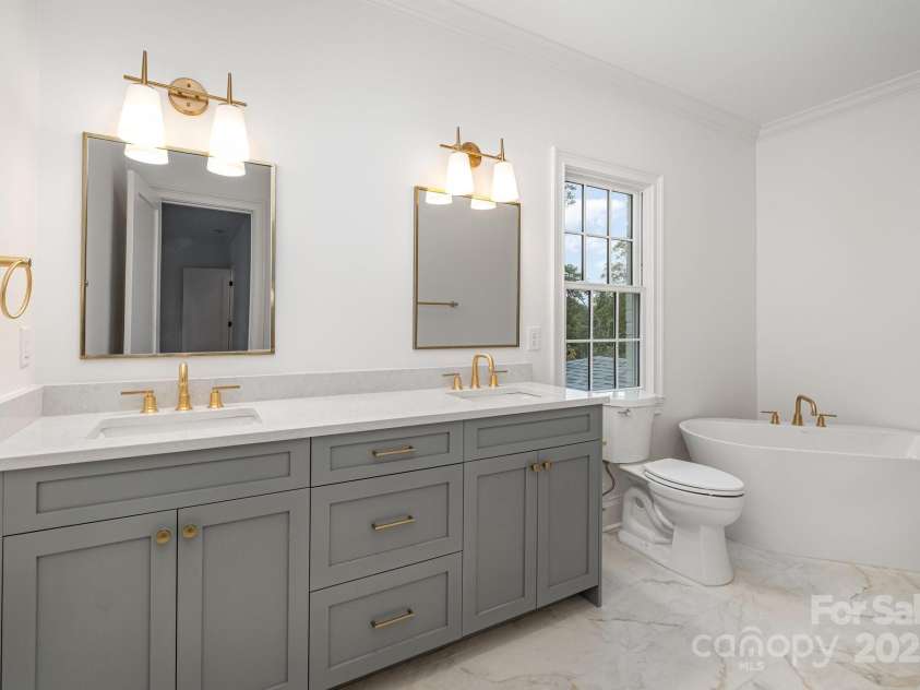 4004 Nettie Court, Charlotte, NC 28211.  MLS# CAR4224277, YatesRealty ID 12408. Bathroom - For Representation