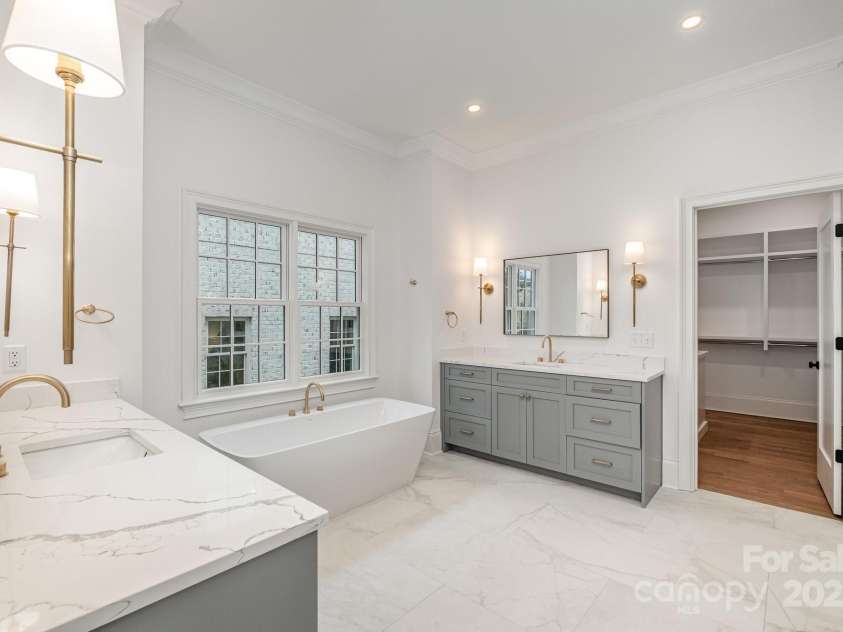 4004 Nettie Court, Charlotte, NC 28211.  MLS# CAR4224277, YatesRealty ID 12408. Primary Bathroom - For Representation