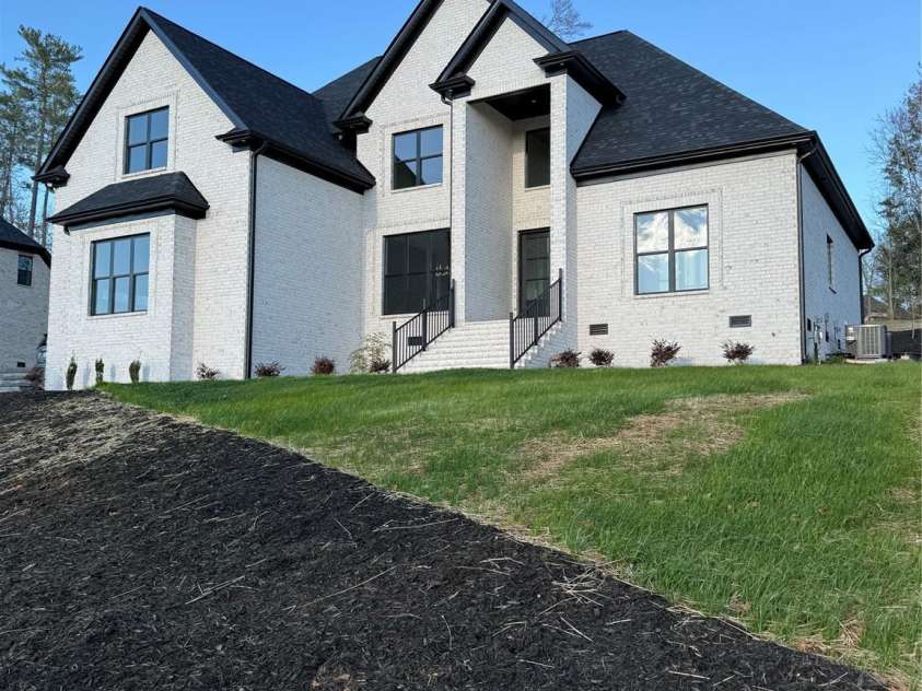 963 North Shore Drive, Hickory, NC 28601.  MLS# CAR4216047, YatesRealty ID 12409. 