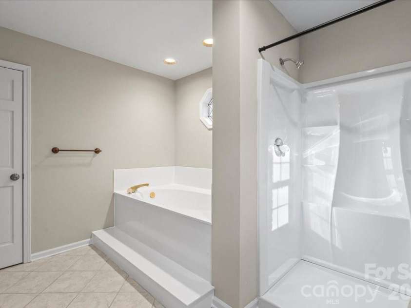 1061 Fairway Drive, Kannapolis, NC 28081.  MLS# CAR4319984, YatesRealty ID 12410. Primary Bathroom