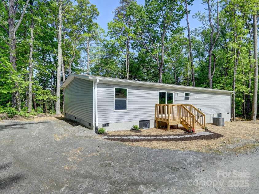 20 Windy Mountain Lane, Hendersonville, NC 28792.  MLS# CAR4204889, YatesRealty ID 12410. 