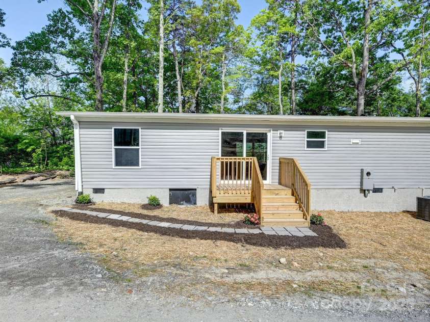 20 Windy Mountain Lane, Hendersonville, NC 28792.  MLS# CAR4204889, YatesRealty ID 12410. 
