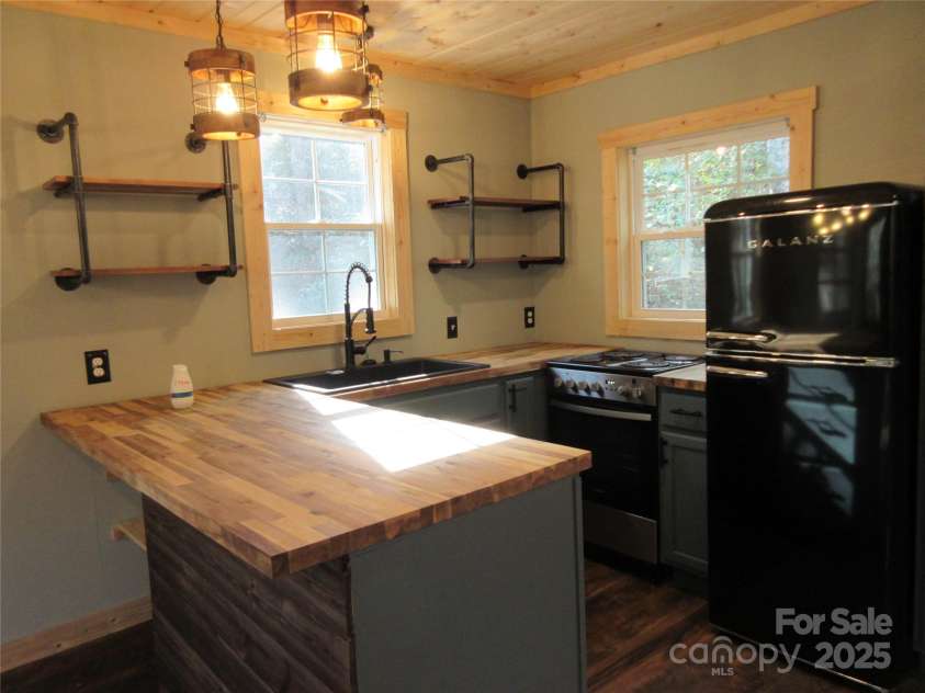 30 Rainbow Lake Circle, Black Mountain, NC 28711.  MLS# CAR4332142, YatesRealty ID 12412. 