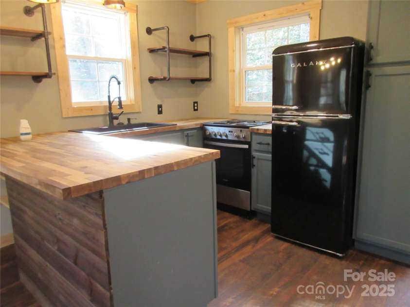 30 Rainbow Lake Circle, Black Mountain, NC 28711.  MLS# CAR4332142, YatesRealty ID 12412. 