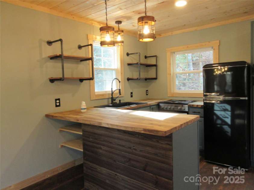 30 Rainbow Lake Circle, Black Mountain, NC 28711.  MLS# CAR4332142, YatesRealty ID 12412. 