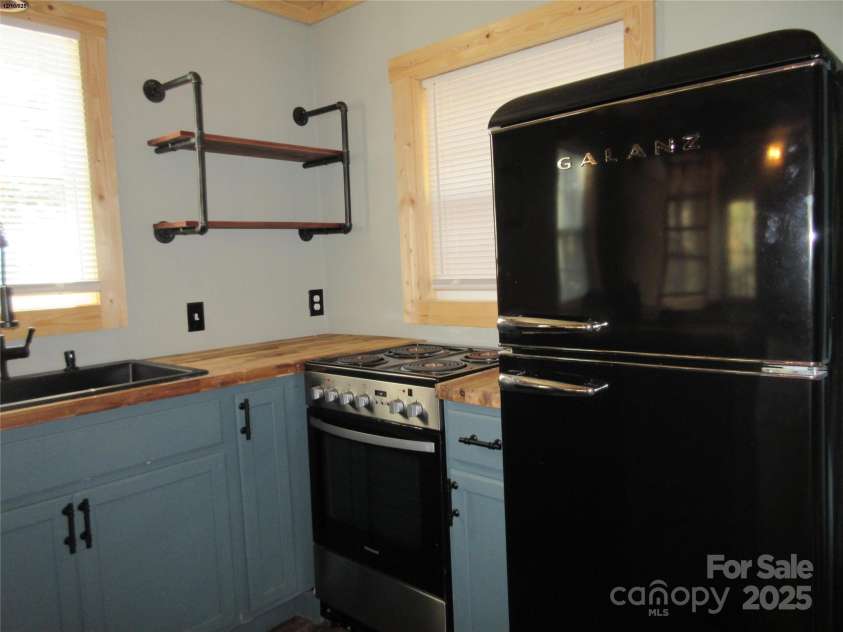 30 Rainbow Lake Circle, Black Mountain, NC 28711.  MLS# CAR4332142, YatesRealty ID 12412. 