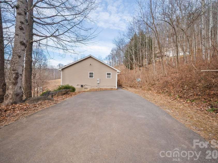76 Hershel Lane, Swannanoa, NC 28778.  MLS# CAR4342479, YatesRealty ID 12414. 