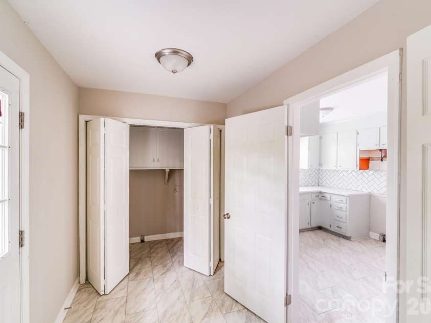 8337 Reedy Creek Road, Charlotte, NC 28215.  MLS# CAR4347414, YatesRealty ID 12414. 