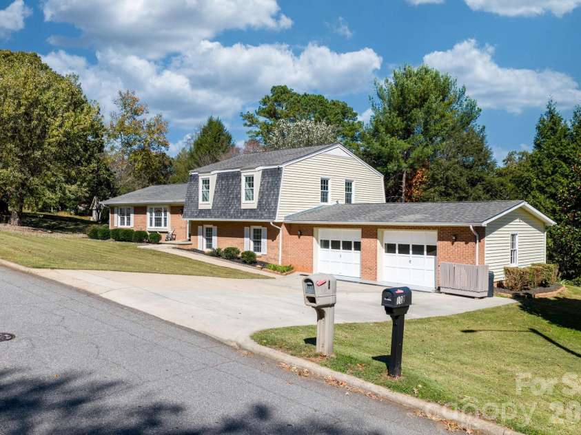 102 Castlegate Drive, Morganton, NC 28655.  MLS# CAR4316022, YatesRealty ID 12415. 