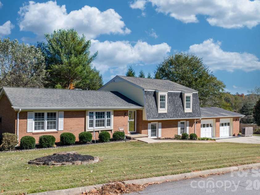102 Castlegate Drive, Morganton, NC 28655.  MLS# CAR4316022, YatesRealty ID 12415. 