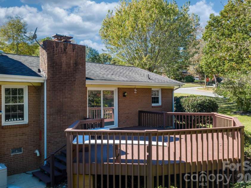 102 Castlegate Drive, Morganton, NC 28655.  MLS# CAR4316022, YatesRealty ID 12415. 
