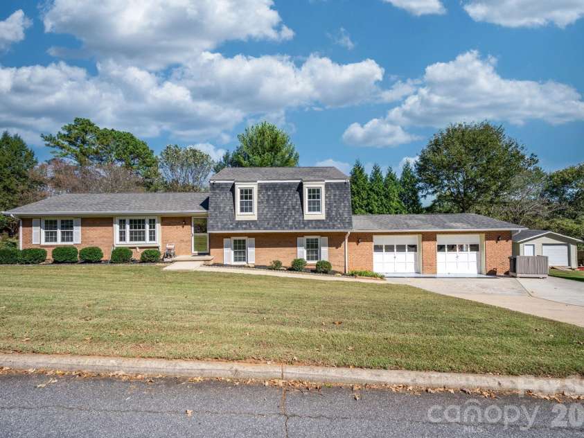 102 Castlegate Drive, Morganton, NC 28655.  MLS# CAR4316022, YatesRealty ID 12415. 