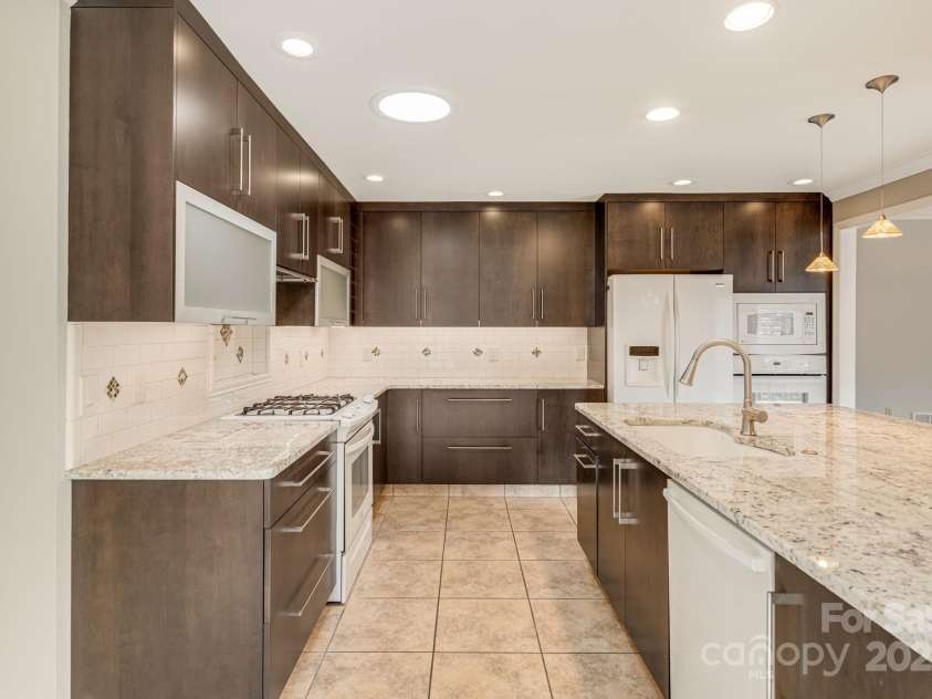16 Ridgeview Drive, Asheville, NC 28804.  MLS# CAR4245815, YatesRealty ID 12417. Kitchen