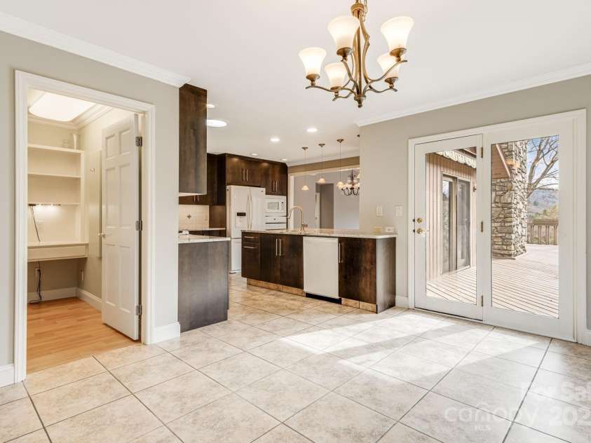 16 Ridgeview Drive, Asheville, NC 28804.  MLS# CAR4245815, YatesRealty ID 12417. Main Level Breakfast Area
